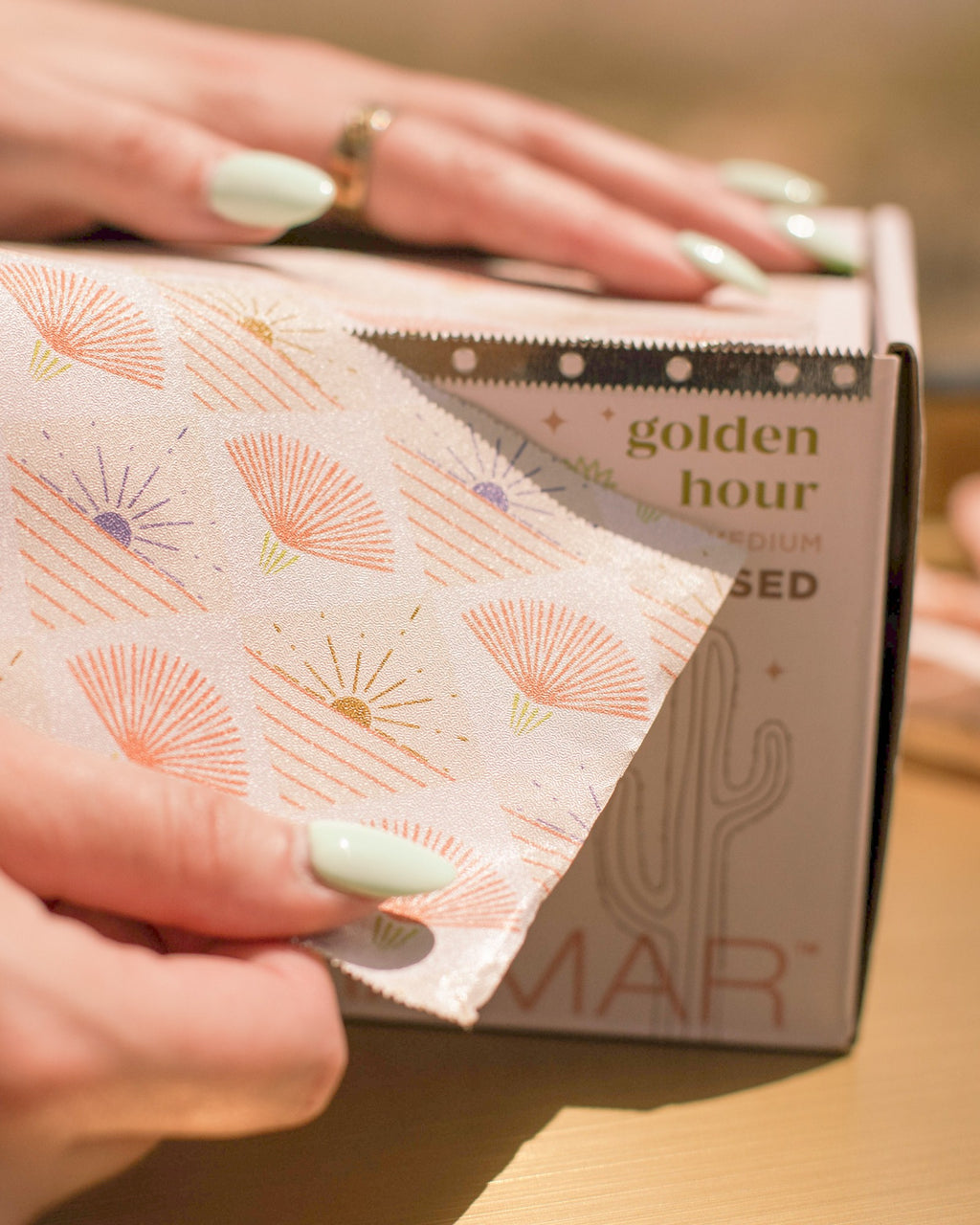 Framar Papel Aluminio Golden Hour Embossed 100m | Rollo Mediano Texturizado de Lujo - imagen 4