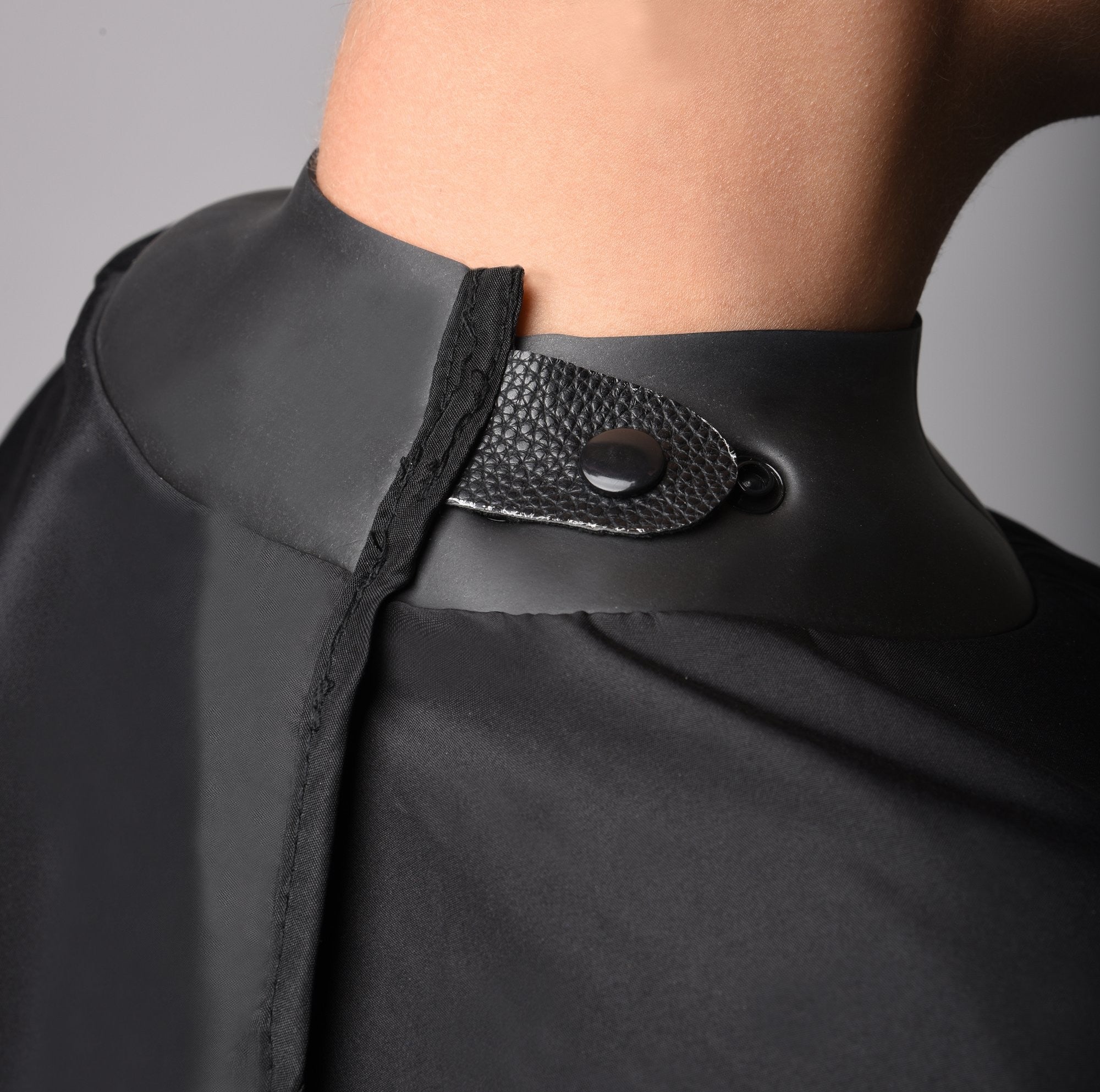 Capa de Corte Framar | Cuello de Goma Anti-Cabello Sellado - imagen 4