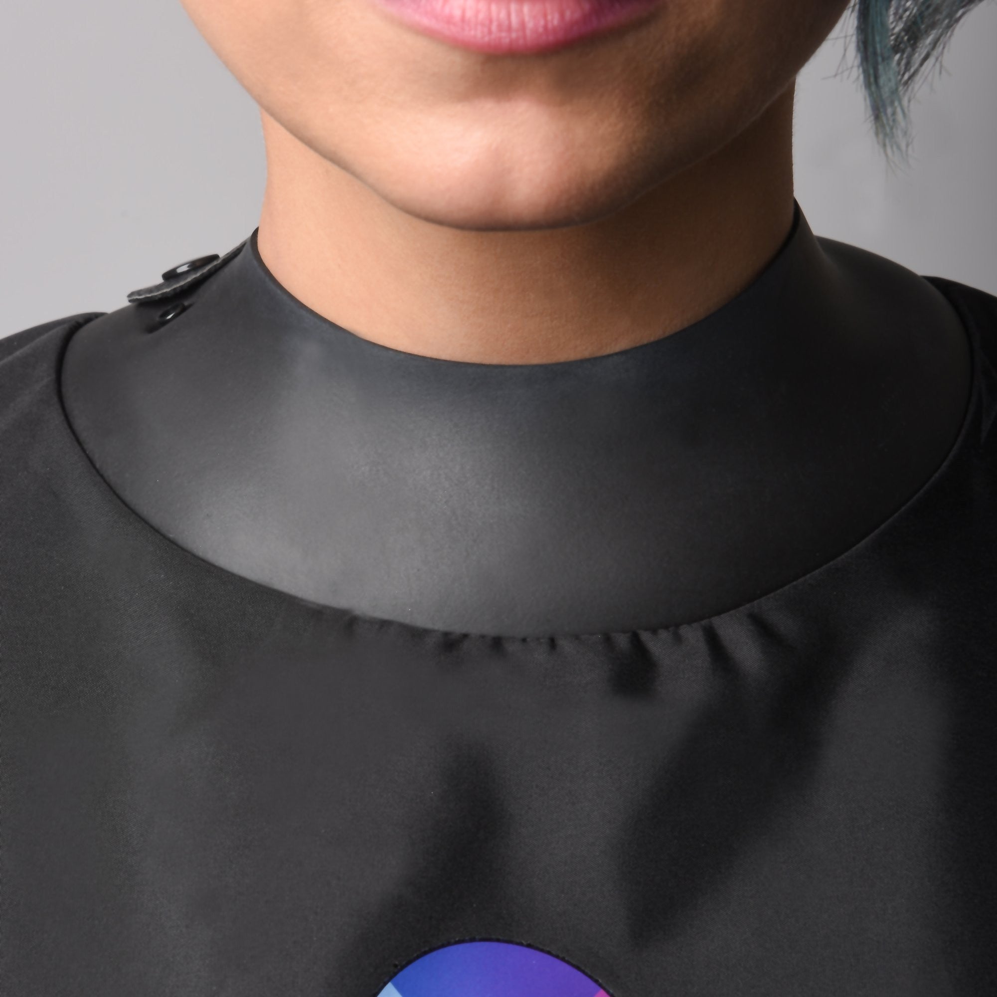 Capa de Corte Framar | Cuello de Goma Anti-Cabello Sellado - imagen 3